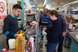 Çayırova Belediyesi Zabıta Müdürlüğü ekipleri ilçe genelinde market denetimleri gerçekleştirdi.