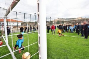 Denizli Büyükşehir Belediyesinin Kelekçi Mahallesi’nde yaptığı halı sahayı inceleyerek çocuklarla