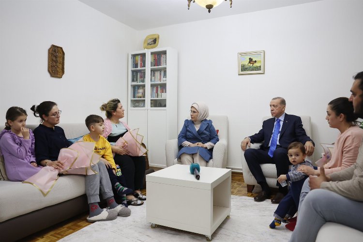 Cumhurbaşkanı Recep Tayyip Erdoğan ve eşi Emine Erdoğan, depremzede Hülya