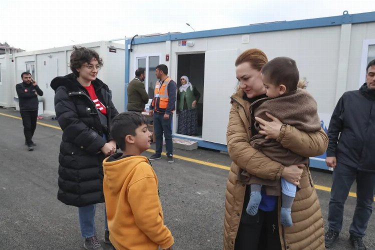 Depremden etkilenen şehirlerdeki sosyal hizmet ve enkaz kaldırma faaliyetleri devam