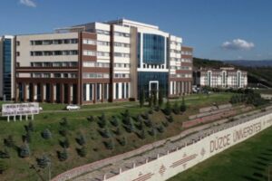 Düzce Üniversitesi öğretim görevlisinin depremzede öğrencisiyle konuşmasına inceleme başlatıldı. Elif