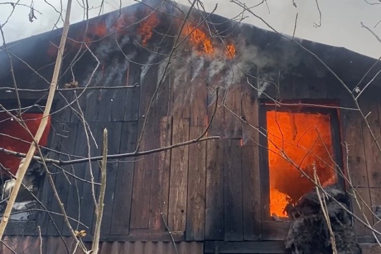 Düzce’nin Uzunmustafa Mahallesi’nde tek katlı ahşap binada çıkan yangın Düzce