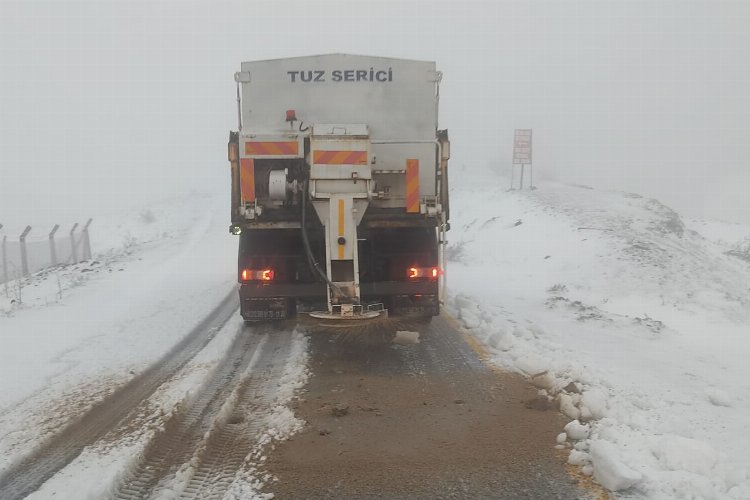 İzmir Büyükşehir Belediyesi ekipleri, kentin yüksek kesimlerinde etkili olan kar