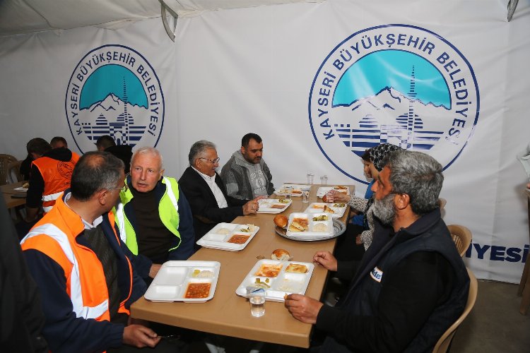 Kayseri Büyükşehir Belediyesi, asrın felaketi olarak nitelendirilen depremler sonrasında tüm