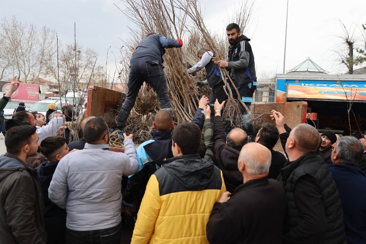 Kayseri Hacılar Belediyesi tarafından vatandaşlara fidan dağıtımı gerçekleştirildi. Mehmet UZEL