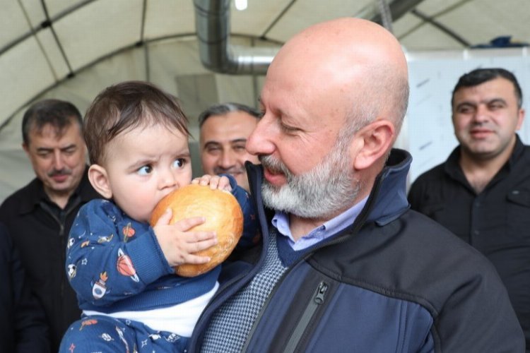 Depremzede çocukların yüzlerini gülümsetmek için bir dizi etkinliğe imza atan