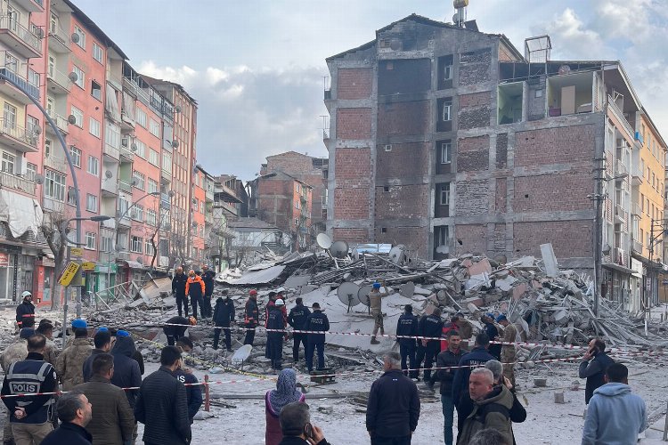 Malatya’da depremlerde ağır hasar alan 5 katlı bina çöktü. Olay