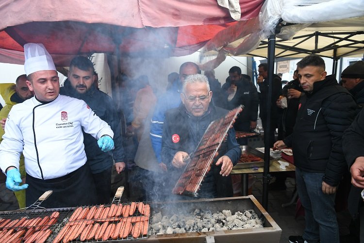 Kayseri Büyükşehir Belediye Başkanı Dr. Memduh Büyükkılıç, deprem bölgesindeki kardeş