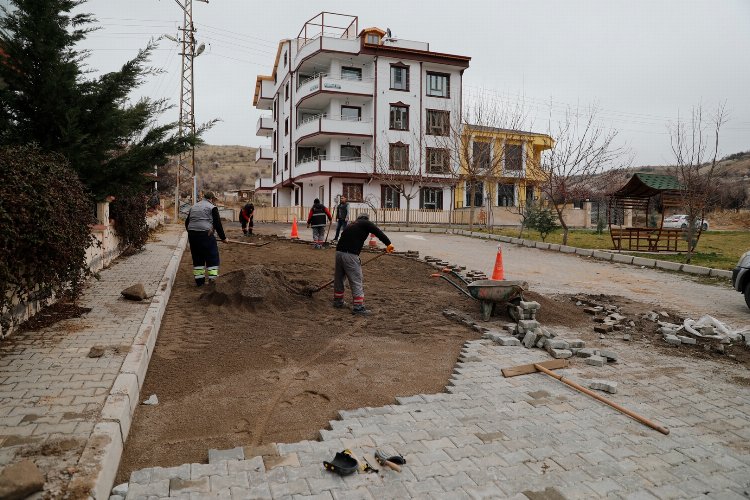 Nevşehir Belediyesi ekipleri olumsuz kış şartlarından etkilenen ve bozulan yollarda