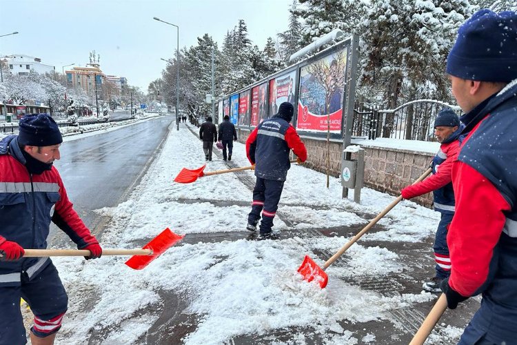 Nevşehir Belediyesi, kentte etkili olan kar yağışı nedeniyle ana arterler