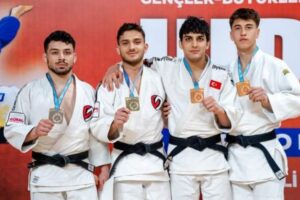 Bursa’nın Osmangazi Belediyespor Judo Takımı, Kocaeli’de düzenlenen Spor Toto Gençler