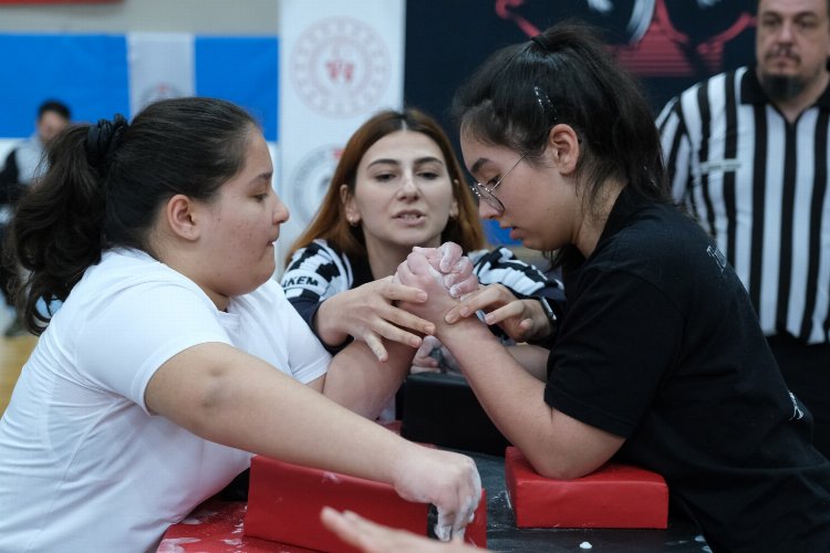 Kocaeli Büyükşehir Belediyesi’nin ev sahipliğini yaptığı Para Bilek Güreşi Türkiye