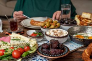 Ramazan ayında oruç tutanlar için beslenme sıklığı, öğün saatleri, tüketilen