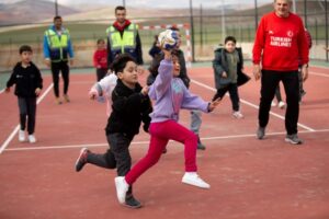 Gönüllü Timi, Çubuk Kız Öğrenci Yurdu’nda depremzede çocuklara hentbol eğitimi