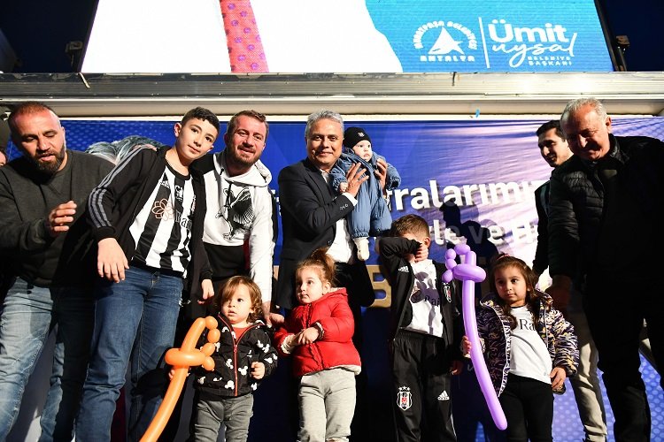 Antalya’nın Muratpaşa Belediye Başkanı Ümit Uysal, Ermenek Mahallesi’nde düzenlenen iftarda