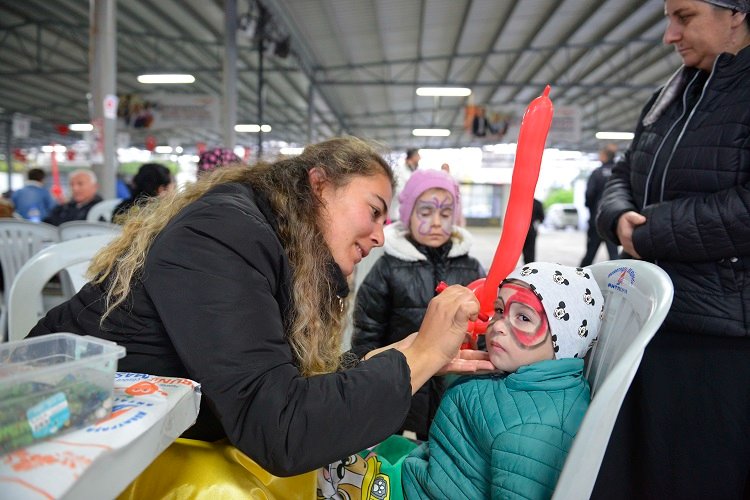 Antalya’nın Muratpaşa Belediyesi’nin Yeşilbahçe ve Şirinyalı mahallelerinde düzenlendiği iftara yaklaşık