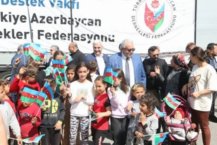 Azerbaycan’dan Kahramanmaraşlı depremzedelere gıda kolileriyle birlikte ‘geçmiş olsun’ ziyaretinde gelen