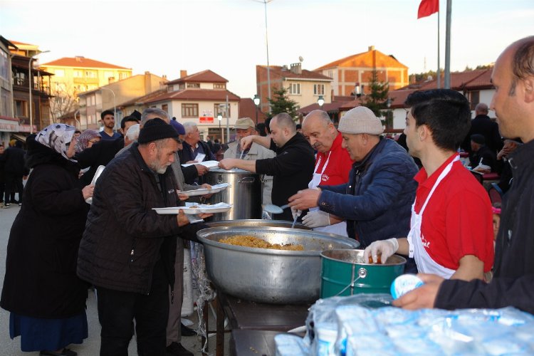 Bilecik’in Pazaryeri Belediyesi’nin düzenlemiş olduğu iftar programında 4 bin 500