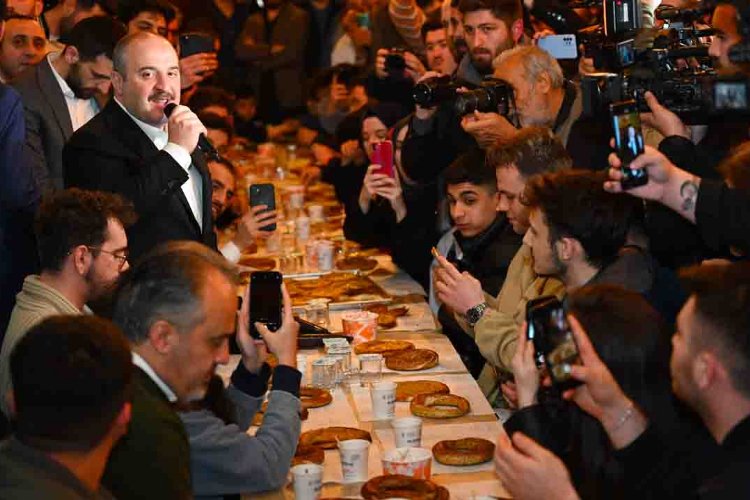 Ramazan ayı içerisinde Bursalı gençlere yaptığı davetle sahurda Abdal’da buluşan