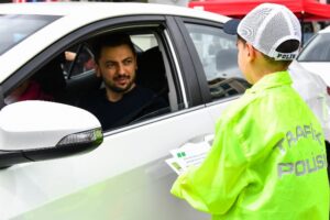 Yanlarında Trafik Denetleme Şube Müdürlüğünden görevli polislerle Kızılay’daki trafiği denetleyen