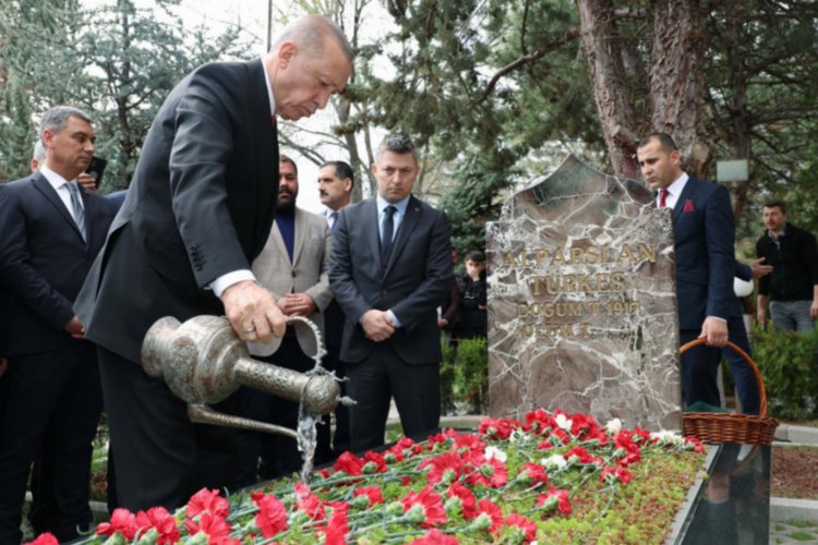 Cumhurbaşkanı Recep Tayyip Erdoğan, vefatının 26. yılında MHP’nin Kurucu Genel