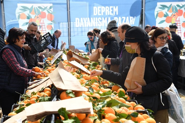 Depremzede çiftçilerin ürünleri Kadıköy Deprem Dayanışma Pazarı’nda satılıyor İSTANBUL (İGFA)