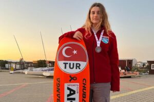 AKUT Spor Kulübü’nün genç sporcularından Derin Deniz Sorguç’un Yelken-Formula Kite