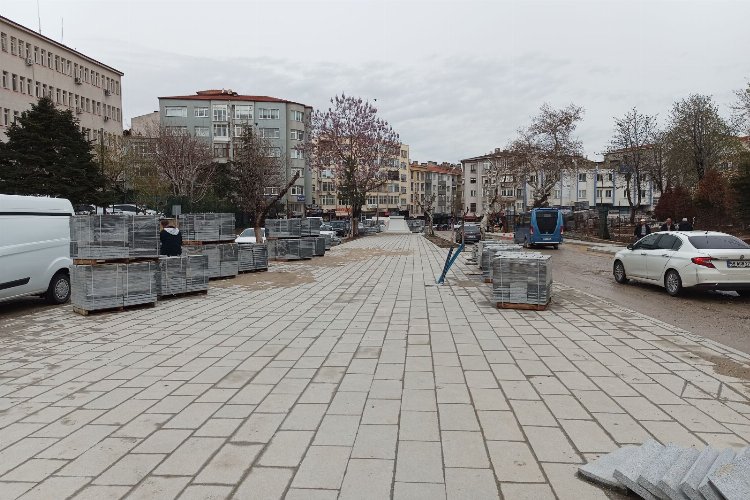 Cumhuriyet Meydanı’nda ve Atatürk Parkı’nda yapılan düzenleme çalışmaları devam ederken,