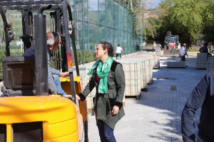 İzmir’in Efes ilçesine bağlı Cumhuriyet Mahallesi’nde yol yapım çalışmaları başladı.