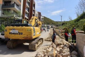 İzmit Belediyesi, ilçede tehlike arz eden kaçak ve metruk yapıları