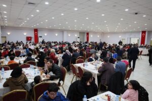 Kayseri Hacılar Kaymakamlığı ve Belediyesi işbirliğiyle düzenlenen iftarda ilçedeki şehit