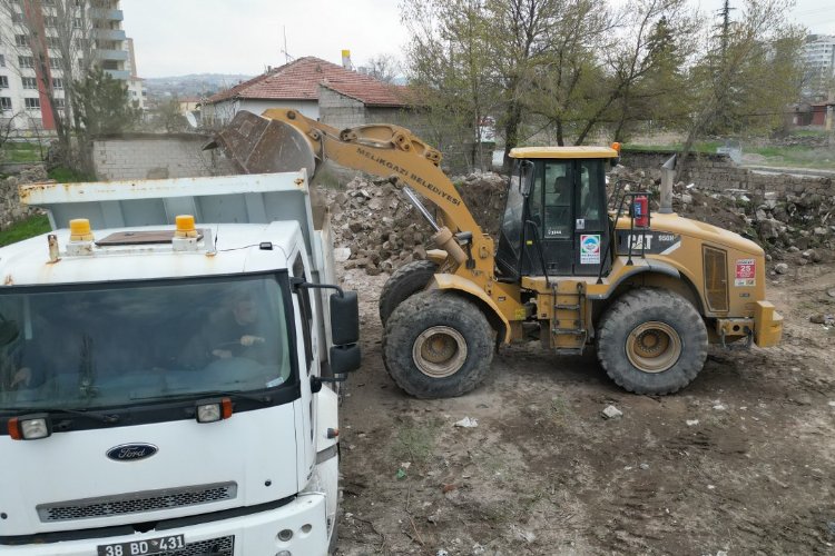 Kayseri’nin Melikgazi Belediyesi Yıldırım Beyazıt Mahallesinde kentsel dönüşüm kapsamında yıkımını