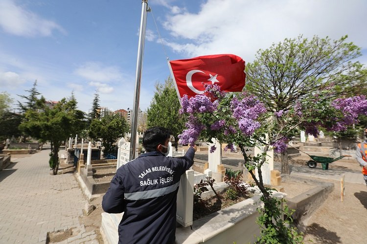 Kayseri’nin Talas Belediyesi, yaklaşan Ramazan Bayramı öncesi ilçe genelindeki mezarlıklarda