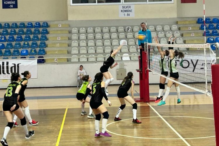 Manisa Büyükşehir Belediyespor Kadın Voleybol Takımı, Çanakkale’de düzenlenen 2. lige