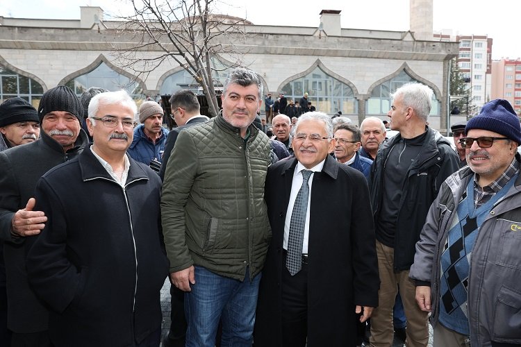 Kayseri Büyükşehir Belediye Başkanı Dr. Memduh Büyükkılıç, İldem bölgesindeki esnafı