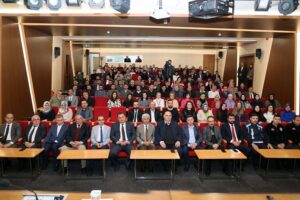 Kayseri’nin Talas Belediye Başkanı Mustafa Yalçın, belediye hizmet binasında görev