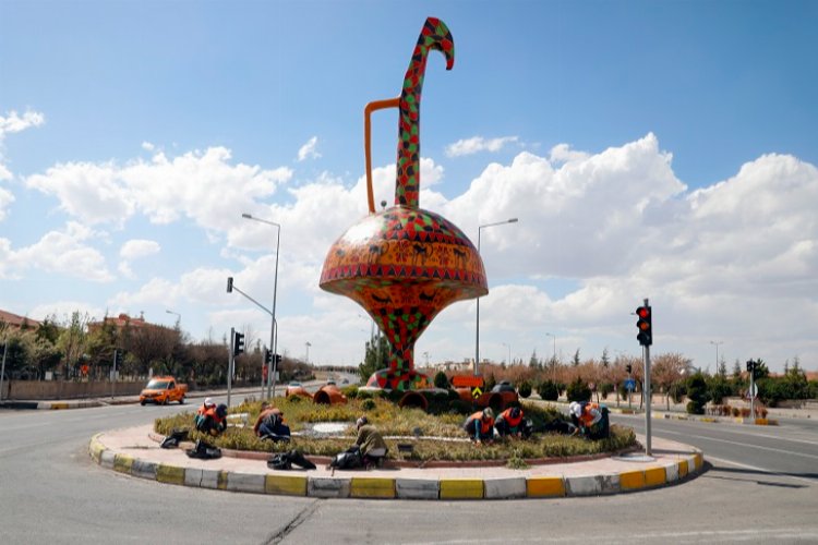 Nevşehir Belediyesi, bahar ile birlikte sorumluluk alanlarındaki yeşil alanlarda, refüj