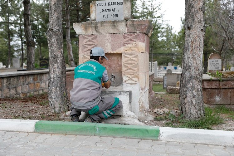 Nevşehir Belediyesi, yaz mevsimine girilmesi ve Ramazan Bayramı öncesi mezarlıklarda