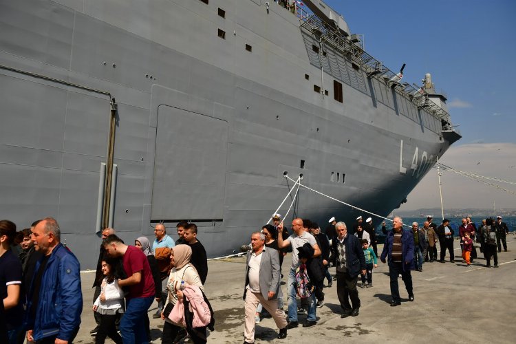 Türkiye’nin en büyük askeri gemisi TCG Anadolu’yu görmek isteyenler Sarayburnu