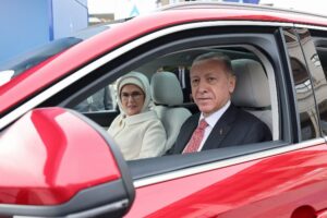 Cumhurbaşkanı Recep Tayyip Erdoğan’ın eşi Emine Erdoğan ile birlikte verdikleri