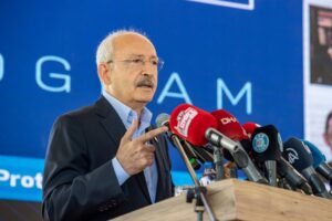 Cumhurbaşkanı adayı Kemal Kılıçdaroğlu, YSK Başkanı Ahmet Yener’in seçimin ikinci