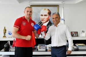 Muratpaşa’nın ‘Kızıl Fırtınası’ kick boks sporcusu Hasan Mert Kızıl, 8.