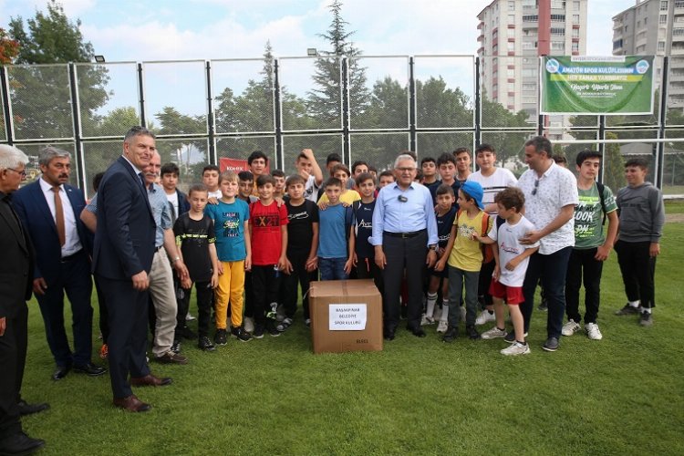 Kayseri Büyükşehir Belediye Başkanı Dr. Memduh Büyükkılıç, amatör spor kulüplerinin