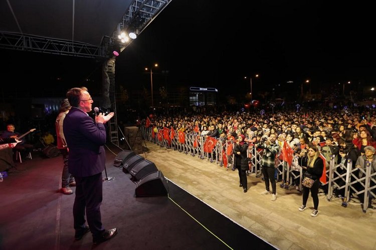 Nevşehir Belediyesi tarafından düzenlenen konserde sahne alan ünlü sanatçı Ahmet