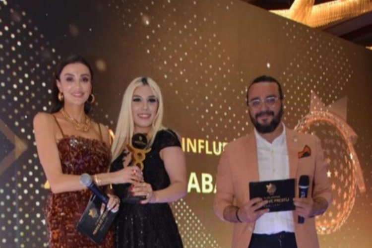 Ünlü Influencer Zeynep Odabaşoğlu, ‘Yılın Kadın Influencer’ı’ ödülüne layık görüldü.