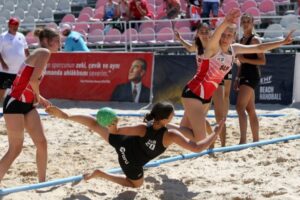 EHF Avrupa U17 Plaj Hentbolu Şampiyonları’nda ikinci gün maçları İzmir