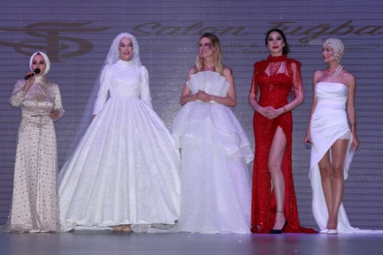 Fashion Breeze 2023 defilesinde birbirinden ünlü isimler büyük markaların gelinlik