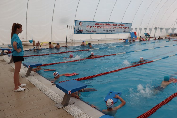 İzmit Belediyesi Spor İşleri Müdürlüğü tarafından yürütülen ‘Yüzme Bilmeyen Kalmasın