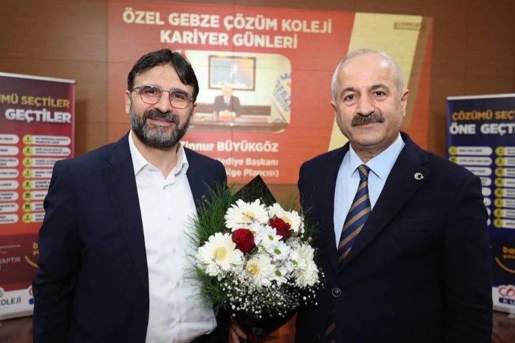 Gebze Belediye Başkanı Zinnur Büyükgöz, kariyer günlerinde Gebzeli öğrencilerle bir