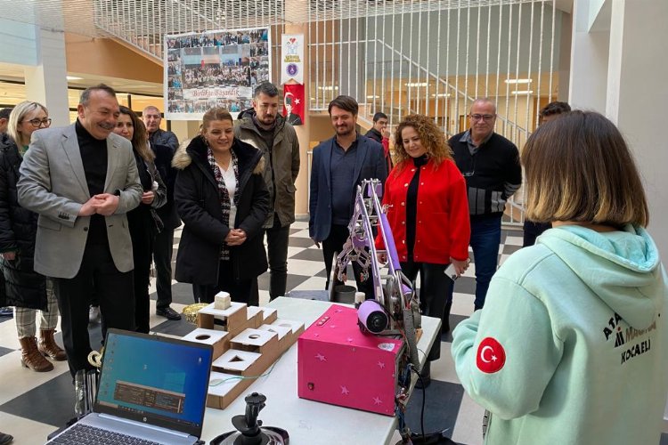 İzmit Belediye Başkanı Fatma Kaplan Hürriyet, okulları ziyaret ederek öğretmenler